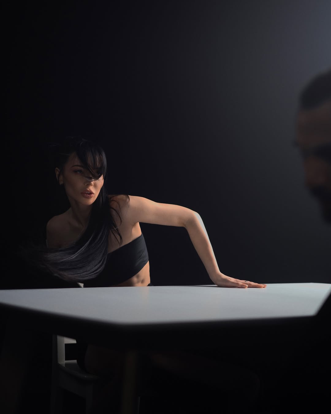 Зйомка відео на чорному фоні: фокус на емоціях та рухах