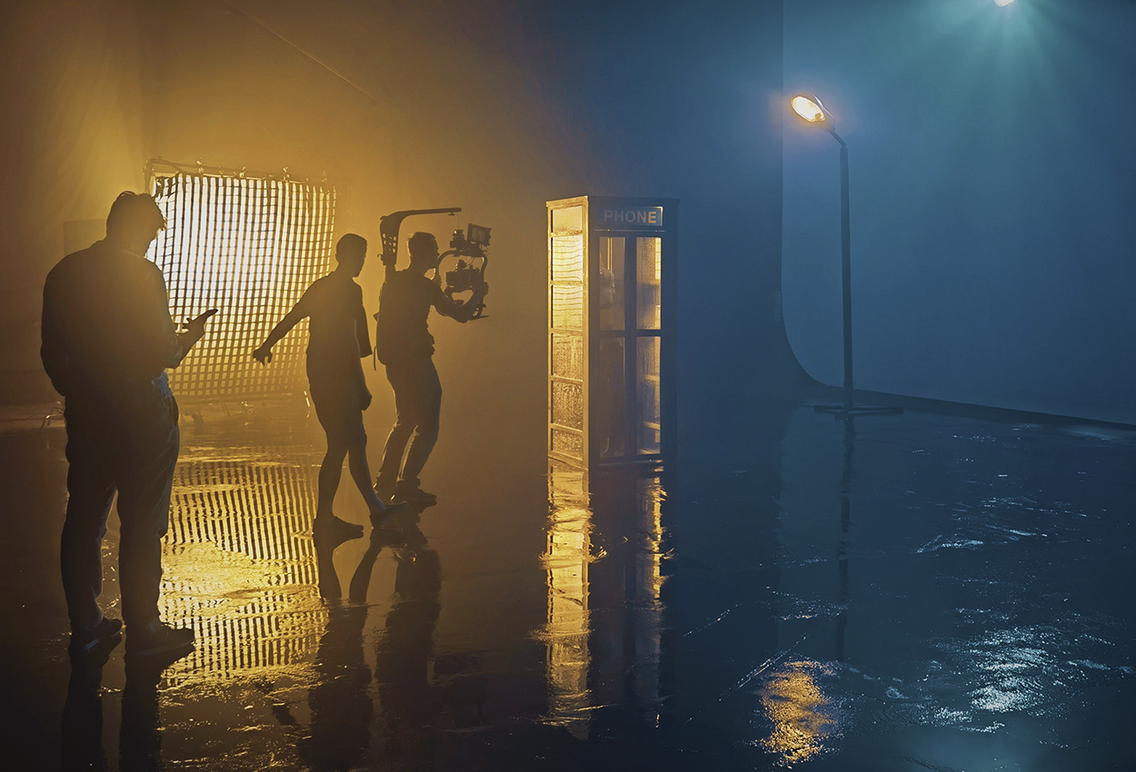 мокра-підлога-ефект-мокрої-підлоги-для-авто-зйомок-чорний-павільйон-кіносвітло-для-автомобільної-зйомки-студія-для-фотозйомки-авто-на-білій-циклорамі-телефонна-будка-оренда