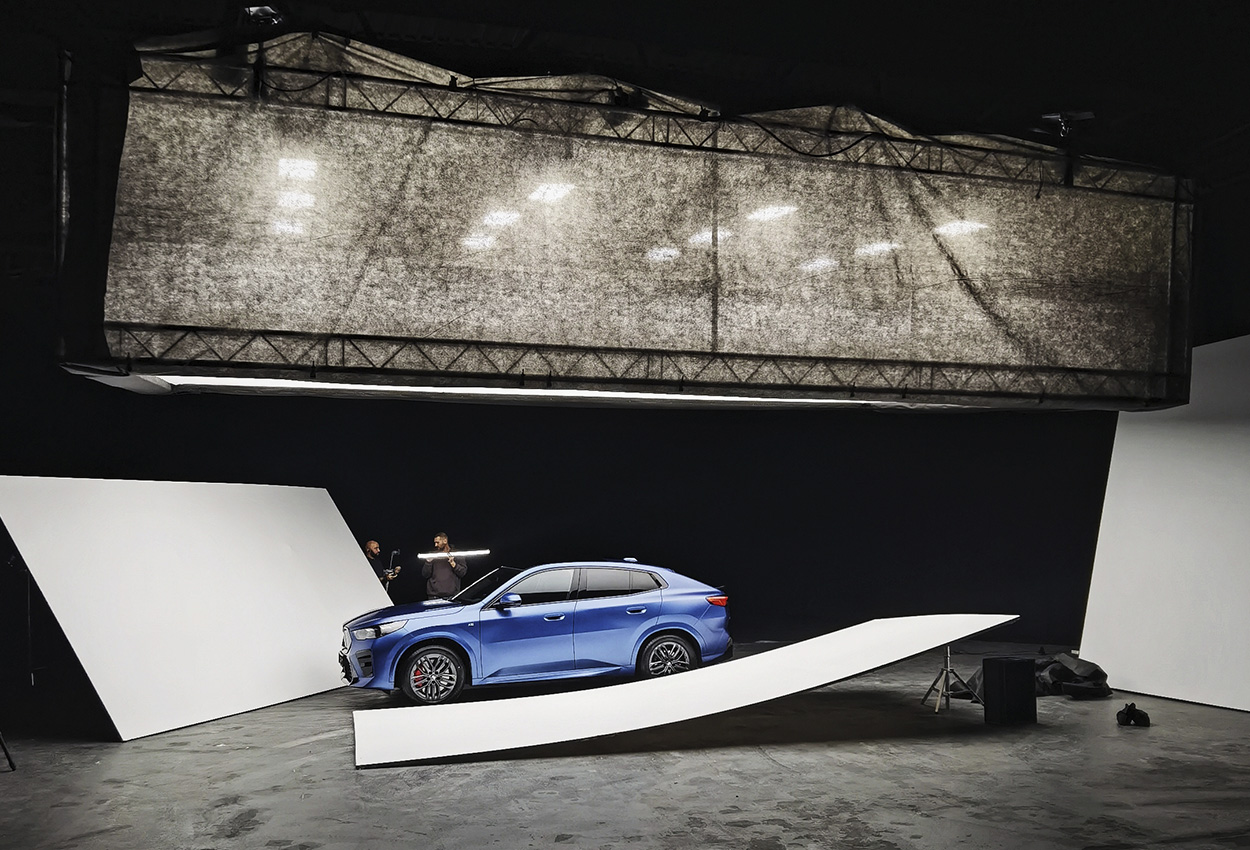 Фото-та-відео-зйомка-автомобілів-у-студії-Київ-BMW-Ukraine-AWT-Bavaria-X3-M340i-iX2