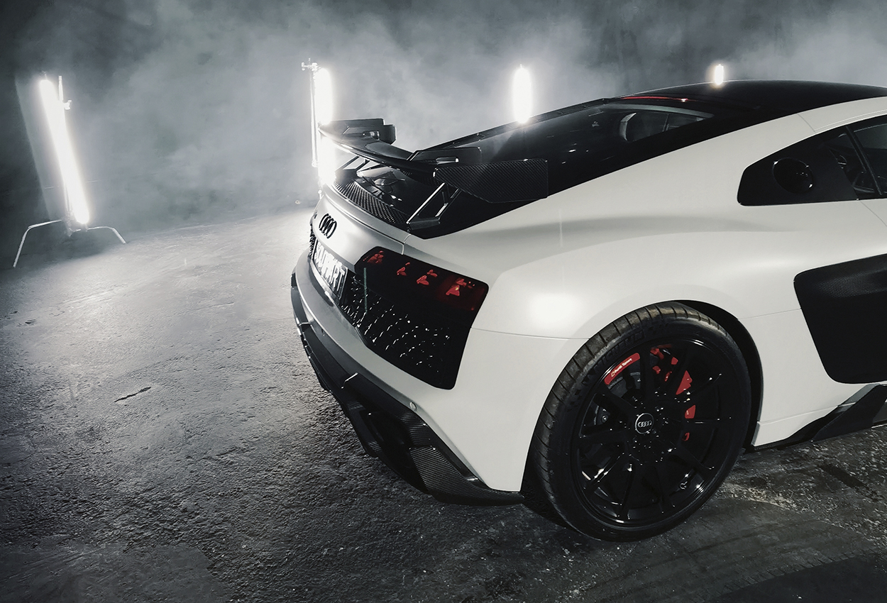 Вигляд ззаду Audi R8: деталізація карбонових елементів та дисків у темній студії