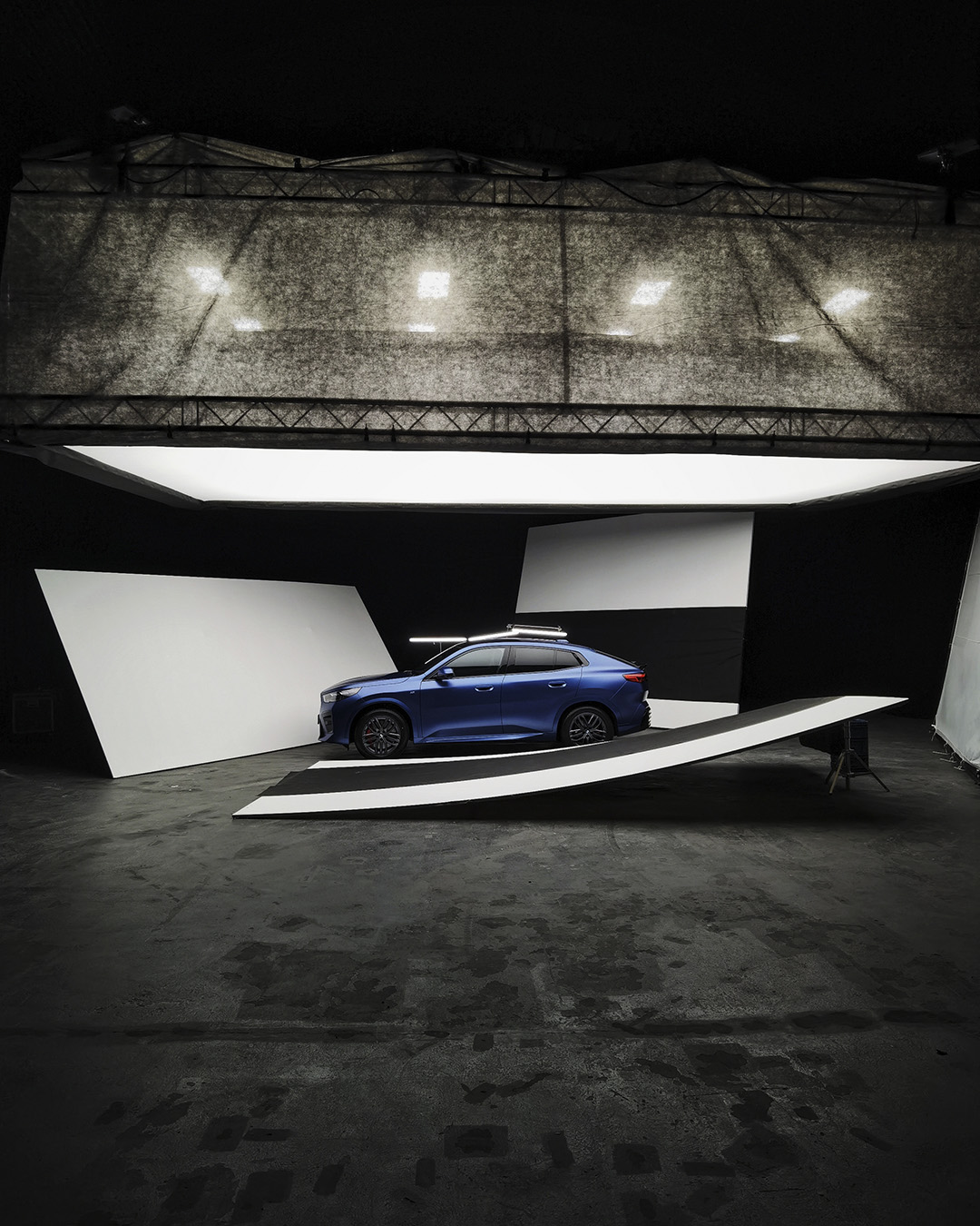 Локація-для-зйомки-автомобіля-в-чорній-студії-Softbox-для-зйомки-з-авто-ARRI-SkyPanel-S60-фотозйомка-автомобіля-в-Києві