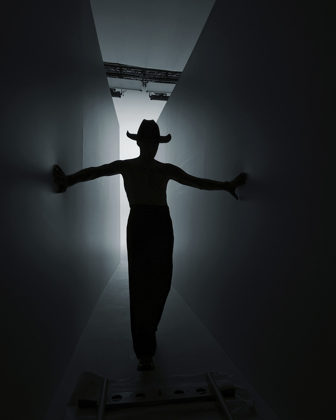 Max-Barskih-та-Алан-Бадоєв-зйомка-кліпу-в-білій-студії-біла-циклорма-для-йзомок-Київ-Механічний-апельсин