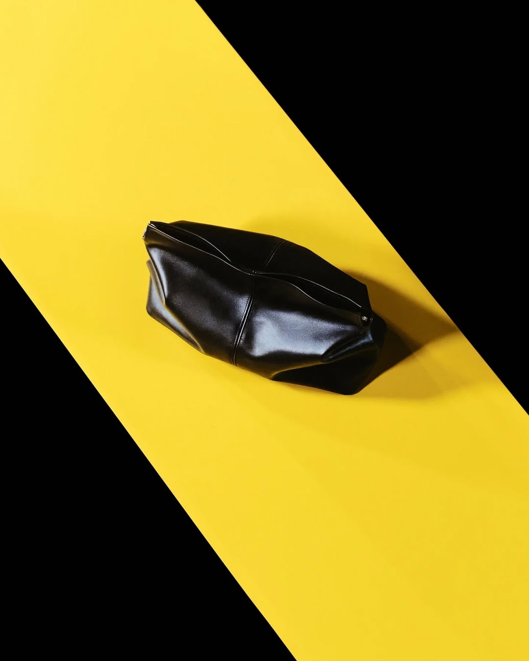 Зйомка в студії для бренду на чорній циклорамі | Денис Маноха фотограф | лукбук POELLE львівський бренд