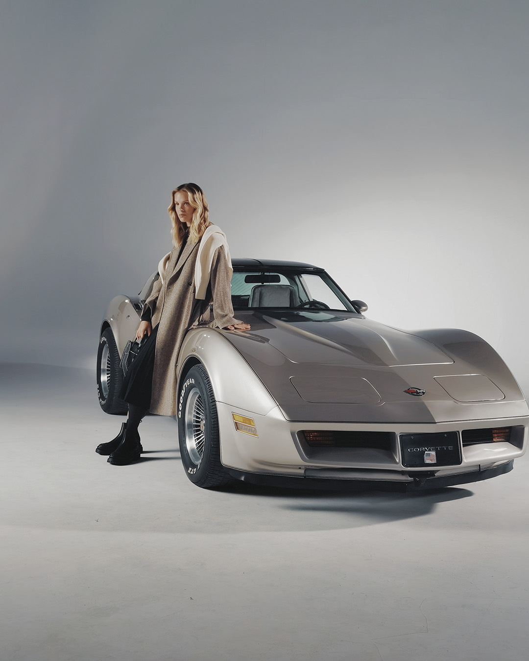 зйомка-авто-на-білій-циклорамі-Київ-Walker-Fashion-Campaign-Chevrolet-Corvette-C3-1975-Studio-Case-Оренда-Київ