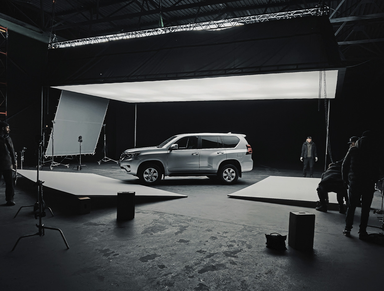 Де зняти Toyota Prado | Локація для автомобільних зйомок у чорному павільйоні