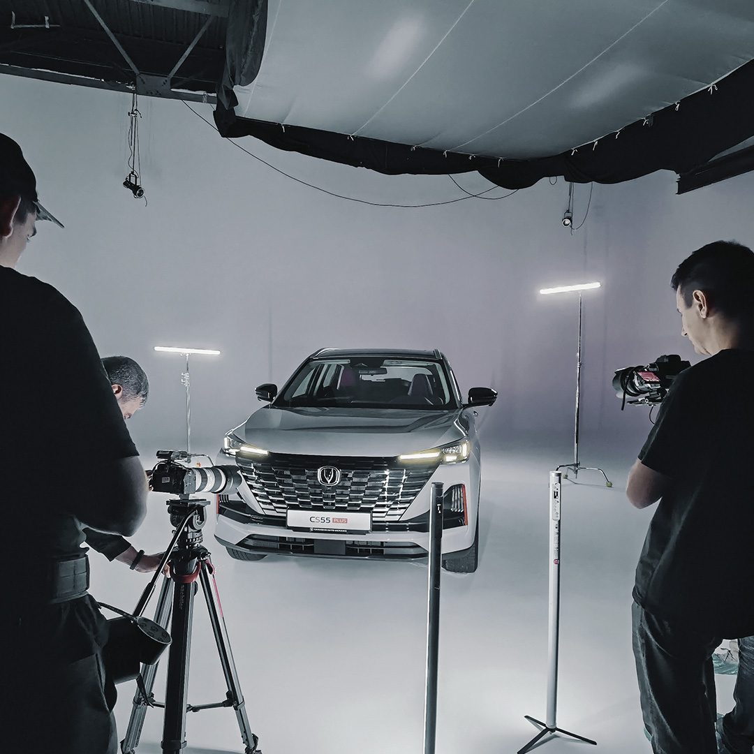 Робота оператора з LED-тубусами для створення акцентів на кузові Changan