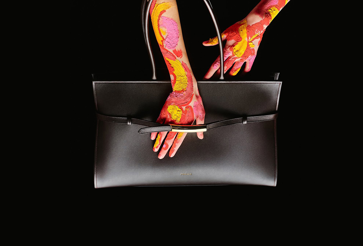 Сумка бренду POÉLLE | фотограф Денис Маноха | Оренда чорної циклорами для зйомок SP Studio | Декорації для фотозйомки