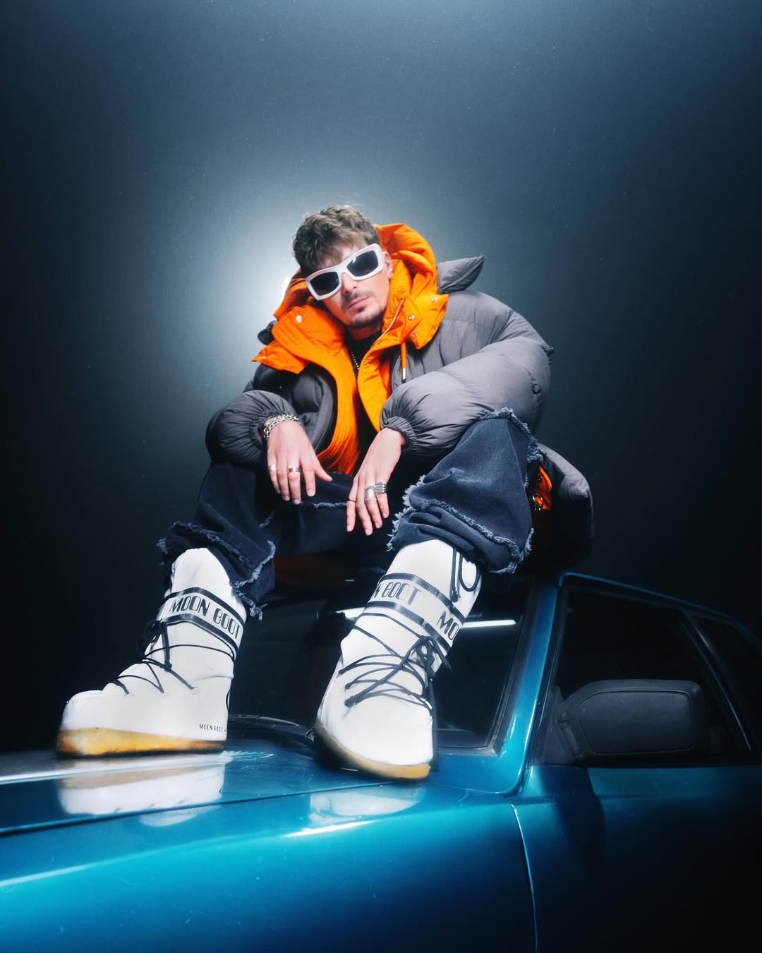 Зйомка кліпу POSITIFF Гаснуть ліхтарі: вінтажне авто на мокрій підлозі в павільйоні STAGE 3 Darkness