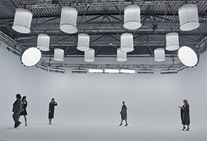 Зйомки-на-білій-циклорамі-в-Києві-fashion-кампейн-зйомка-для-бренду-VOVK-велика-біла-циклорама-для-зйомок