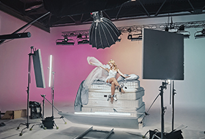 Оренда-білої-циклорами-для-зйомки-кліпа-Оля-Полякова-Щоб-не-плакати-я-сміюся-де-знімали-цей-кліп-Павільйон-з-великою-білою-циклорамою