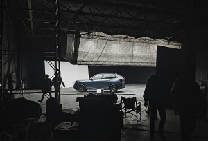 Студія-для-зйомки-авто-BMW-Ukraine-як-знімають-рекламу-автомбілів-локація-для-фото-зйомки-автомобіля-Київ