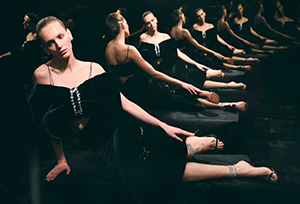 Фотосесія-з-дзеркалами-та-водою-в-студії-SP-Studio-Зйомка-моделей-серед-води-та-дзеркал-ефект-Задзеркалля