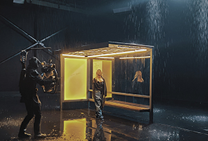 зйомка з дощем в студії | зйомка кліпу KOLA — Міліметри | оренда автобусної зупинки для зйомок 