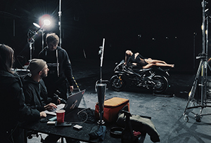 Фото зйомка в студії з мотоциклом фотограф Денис Маноха | Чорна студія для фото та відео зйомок в Києві