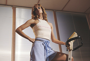 Зйомка кампейну VISHNI x POLYAKOVA з декораціями офісу в павільйоні