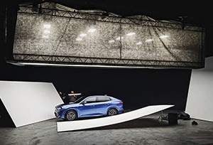 SOFTBOX для автомобільних зйомок Автомобільні зйомки BMW Ukraine AWT Bavaria та використання гігантських SOFTBOX систем у SP Studio