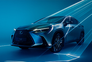 Зйомка авто Lexus з лазерними ефектами на білій циклорамі павільйону хабу